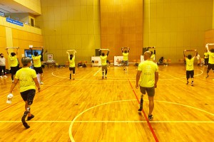 参加者が少しずつ競技用義足を慣らす様子